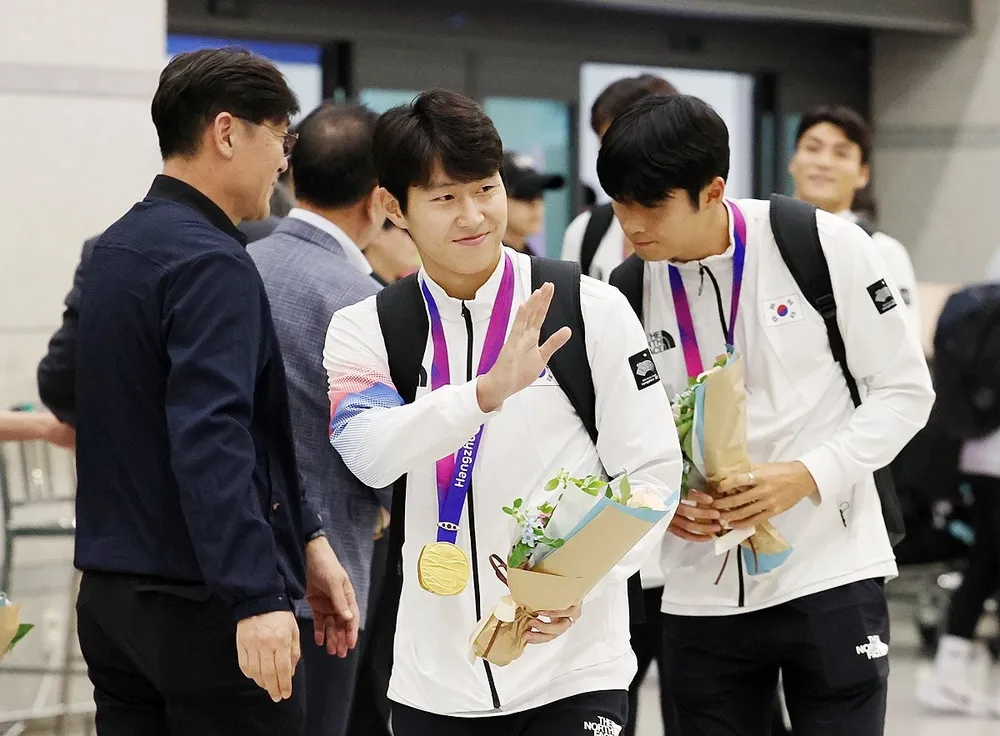 Lee Kang-in cùng các đồng đội ở Olympic Hàn Quốc trở về nước với tấm huy chương vàng ASIAD 19 đeo trên cổ