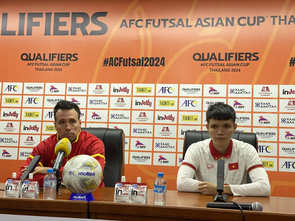HLV Diego Giustozzi cùng Dương Ngọc Linh ở buổi họp báo sau trận thắng Nepal. ẢNH: ANH TRẦN