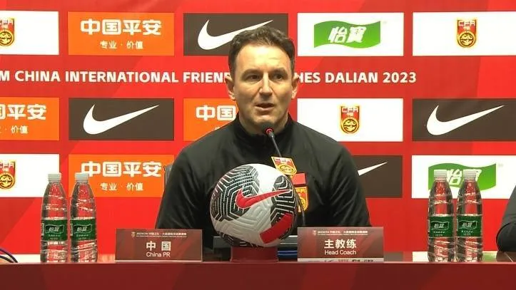 HLV Aleksandar Jankovic dành những lời khen đến các cầu thủ trẻ vừa tham dự ASIAD 19