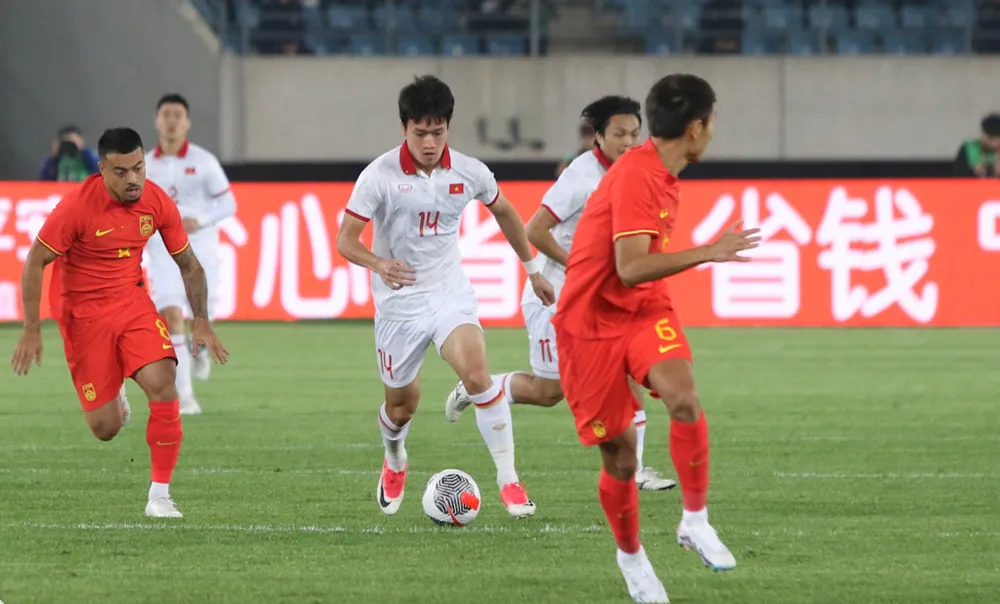 Hoàng Đức thi đấu đầy nỗ lực ở trận đấu với Trung Quốc 