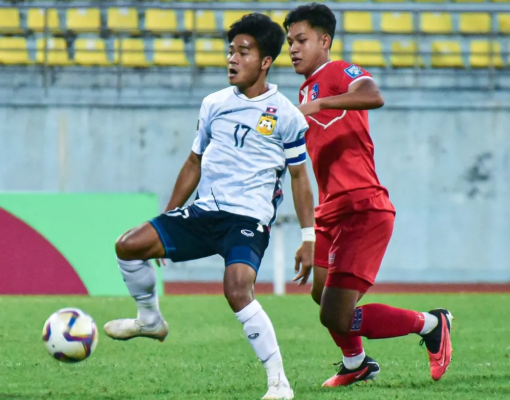 Lào (áo trắng) gây ấn tượng khi cầm hòa đội chủ nhà Nepal