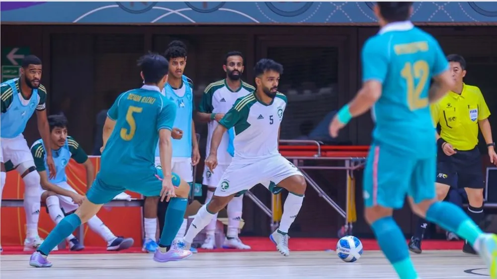 Saudi Arabia (áo trắng) đánh bại Indonesia để đoạt vé dự vòng chung kết Giải futsal châu Á 2024