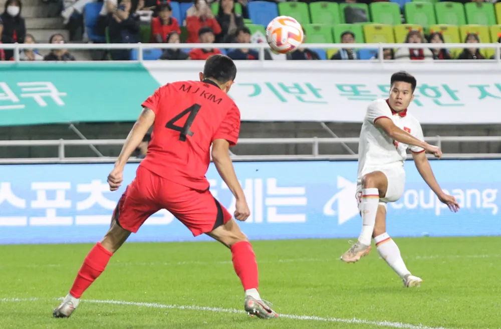 Cú ra chân của Tiến Anh khi trước mặt là trung vệ Bayer Munich Kim Min-jae