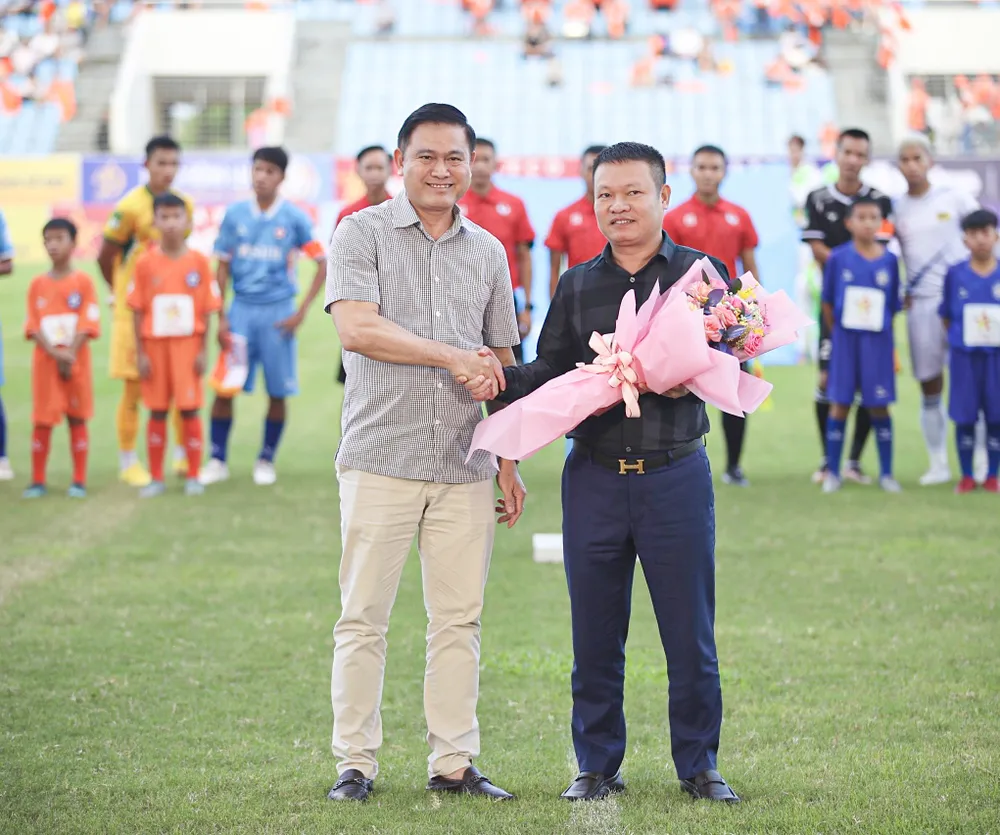 Ông Trần Anh Tú, Chủ tịch HĐQT Công ty VPF, gửi hoa cảm ơn đến nhà tài trợ Giải hạng Nhất quốc gia 2023-24