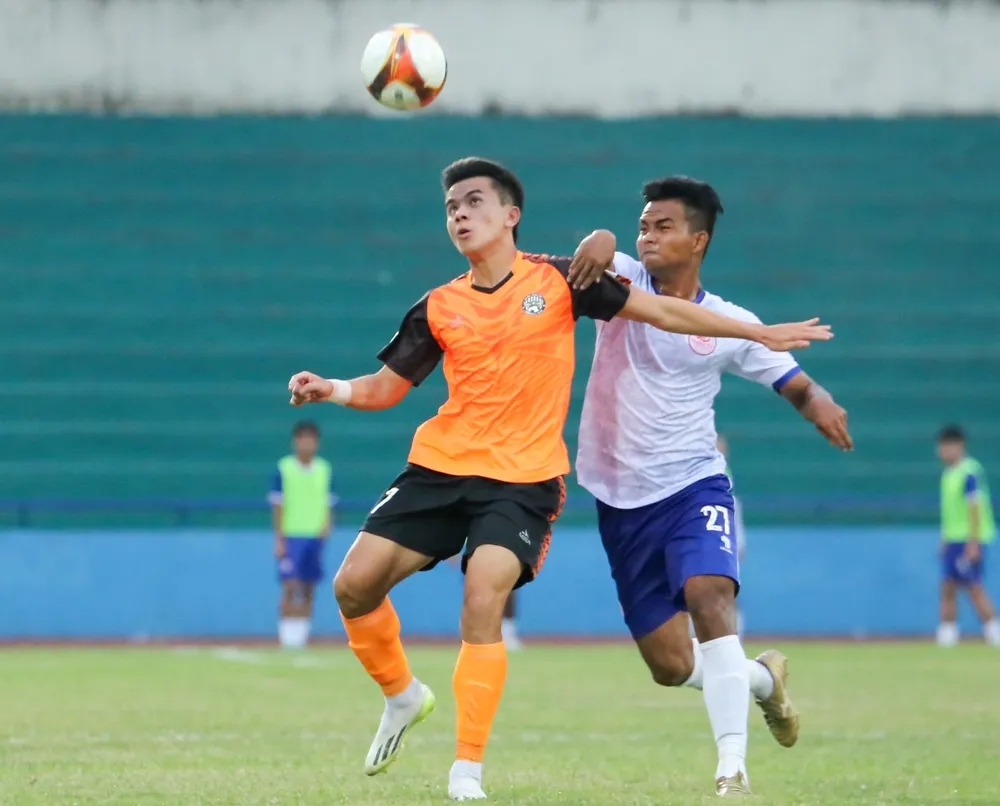 Bà Rịa - Vũng Tàu (áo cam) giành chiến thắng ngay trên sân của Phú Thọ.
