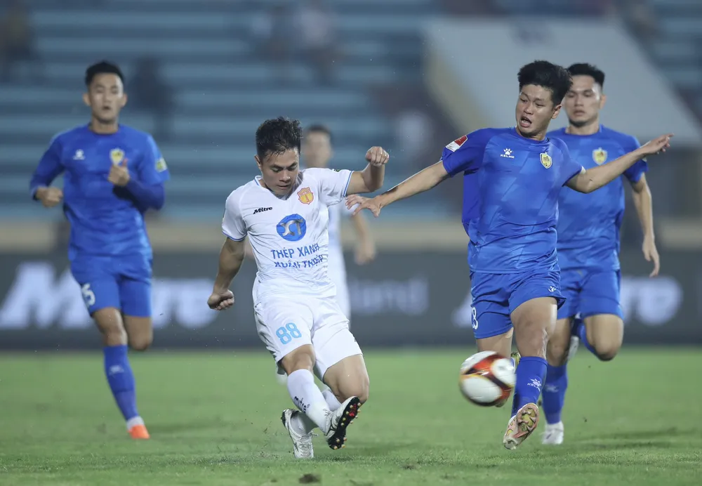 Nam Định (áo trắng) chật vật đánh bại tân binh Quảng Nam. ẢNH: MINH HOÀNG 