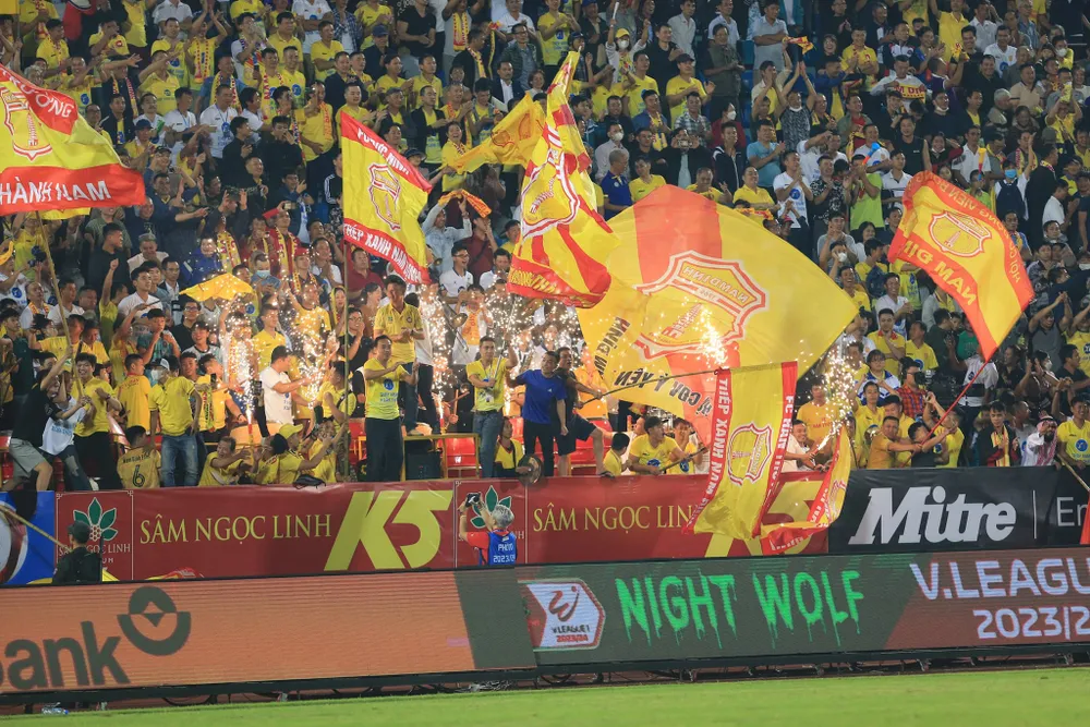 Bầu không khí cuồng nhiệt trên sân Thiên Trường ở trận đầu tiên V-League 2023-24.