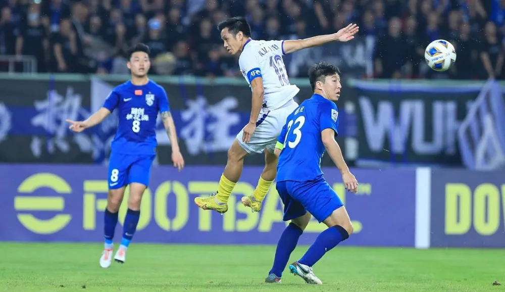 Văn Quyết cùng các cầu thủ Hà Nội FC nhận thất bại thứ 3 liên tiếp ở AFC Champions League 2023-24. ẢNH: MINH DÂN 