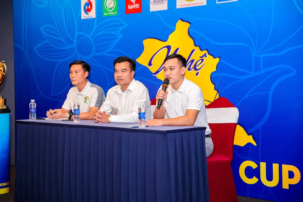 Đại diện Ban tổ chức Giải đấu trả lời các câu hỏi từ phía 8 đội bóng tham dự.