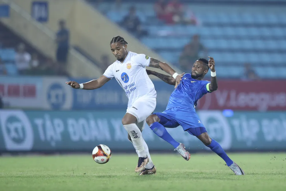 Hoàng Vũ Samson (áo xanh) ở tuổi 35 vẫn cho thấy sự ổn định của mình.