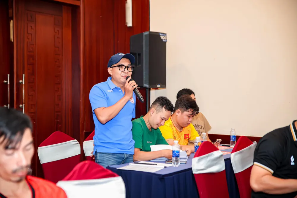 Các CLB tham dự và truyền thông đặt câu hỏi thắc mắc cho Ban tổ chức. Các CLB tham dự và truyền thông đặt câu hỏi thắc mắc cho Ban tổ chức.