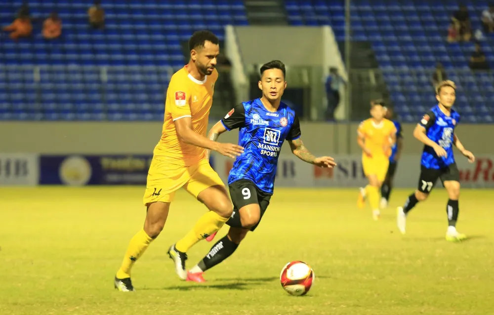 Quảng Nam và CLB TPHCM chia điểm ở trận đấu hấp dẫn. ẢNH: TÂM HÀ 