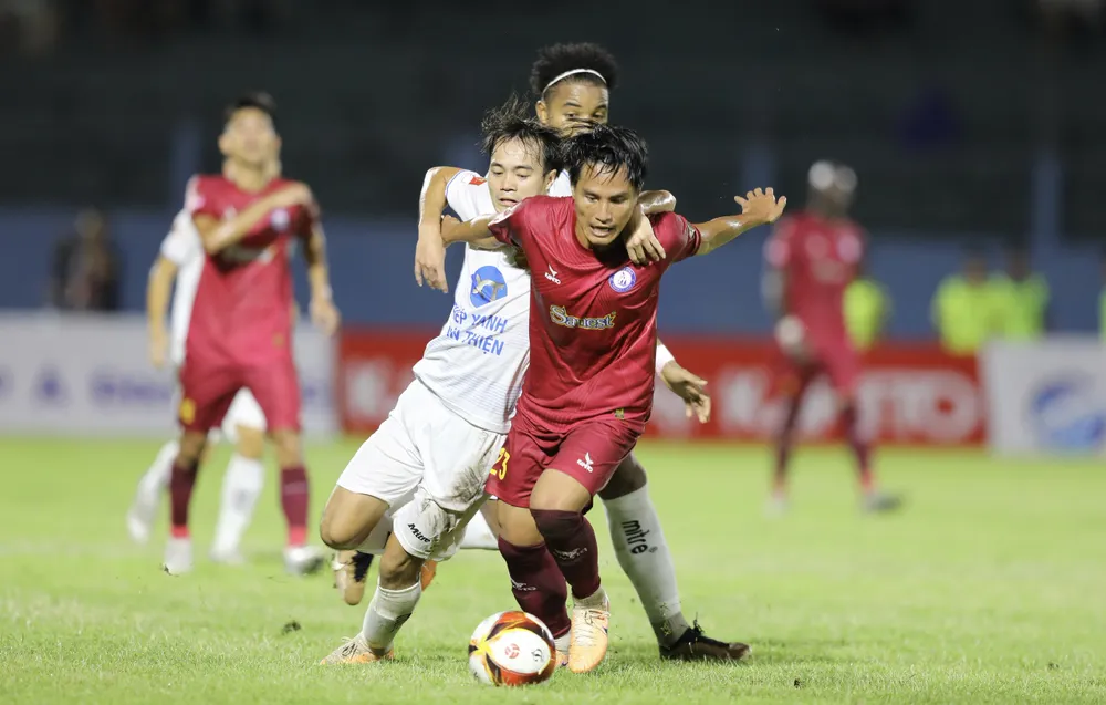 Các cầu thủ Khánh Hòa thi đấu với tinh thần không từ bỏ.