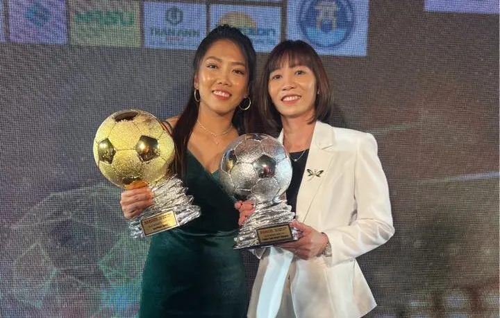 Huỳnh Như có lần thứ 5 đoạt QBV nữ và Thùy Trang đoạt QBB nữ 2022 khi đã ngoài 30 tuổi.