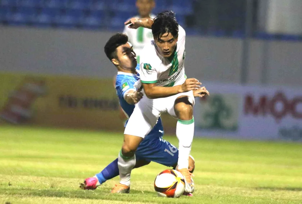 Đội khách Bình Phước (áo trắng) gây bất ngờ khi giành 1 điểm trên sân Hòa Xuân. 