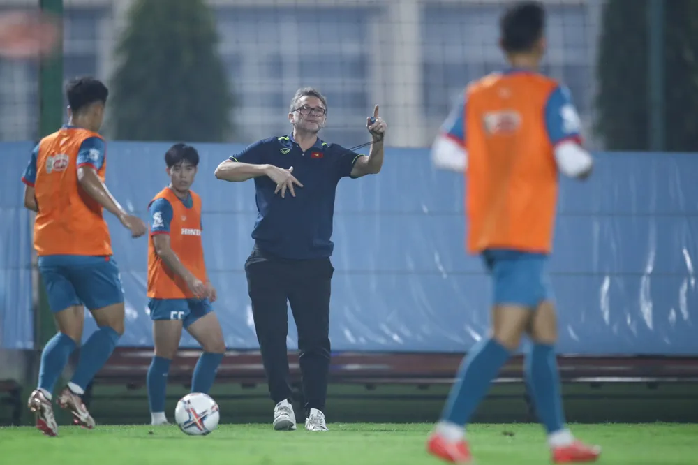 HLV Troussier cảm nhận rõ áp lực mà ông lẫn đội tuyển Việt Nam đang đối diện.