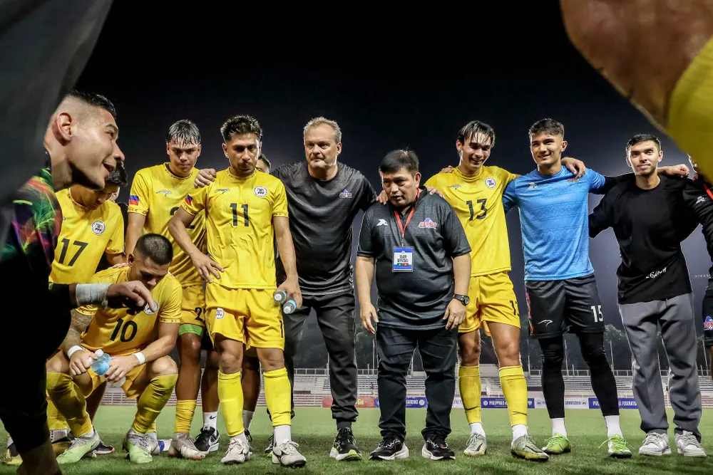 HLV Michael Weiss (áo đen, bên trái) trở lại huấn luyện đội tuyển Philippines.