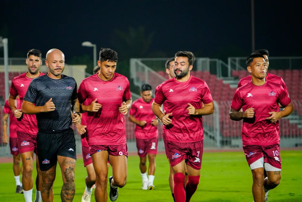 Tiền đạo Stephan Schrock (áo đen) trở lại thi đấu cho đội tuyển Philippines.