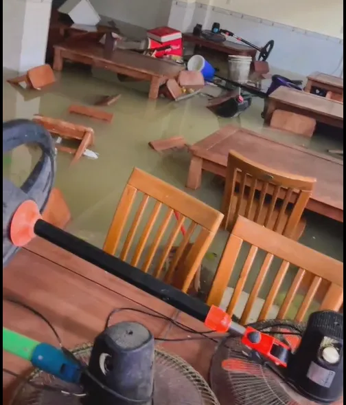 Bếp ăn của CLB Bóng đá Huế bị ngập nước.