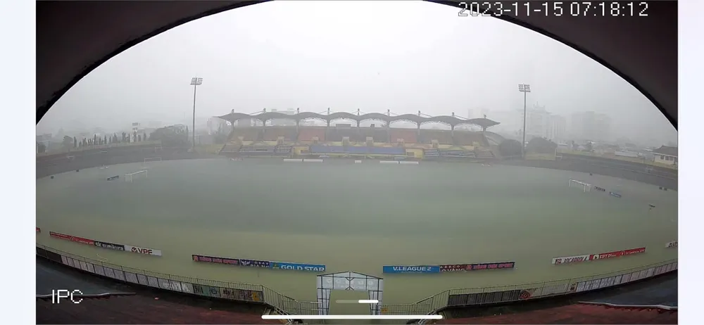 Sân Tự Do bỗng chốc biến thành hồ bơi.