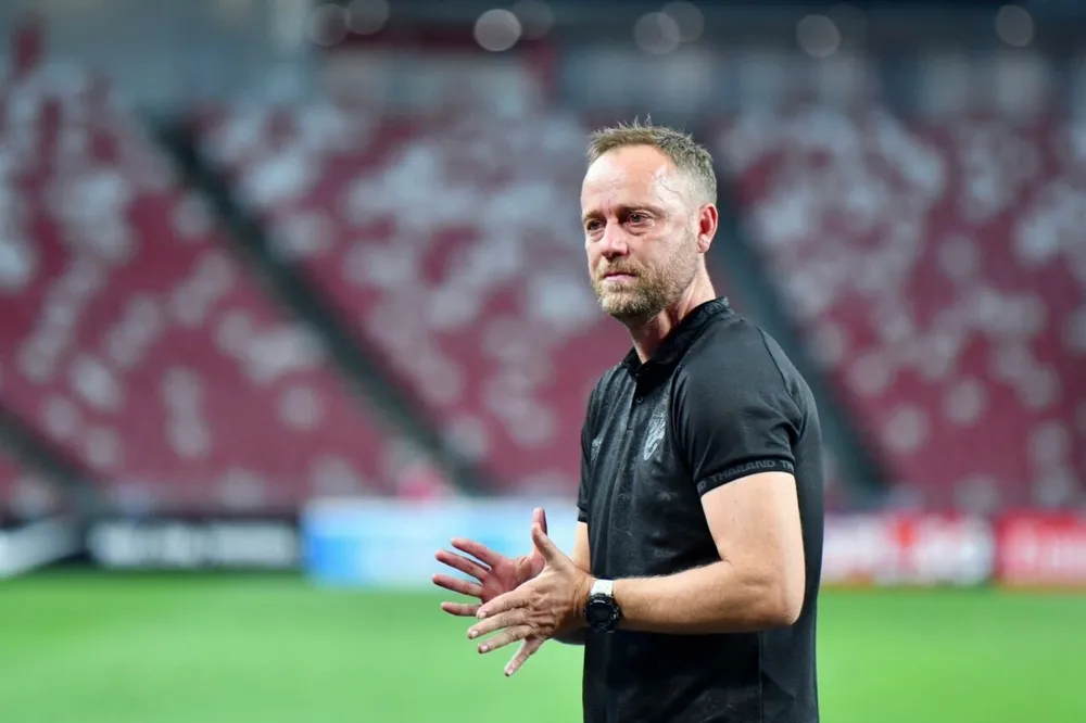 HLV Mano Polking bật khóc sau trận đấu được xem cuối cùng của ông với Thái Lan.