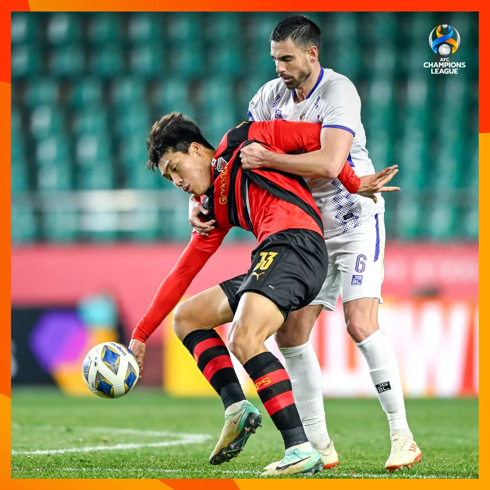 Các cầu thủ Hà Nội đã chơi trận cầu đầy cống hiến trên sân khách.