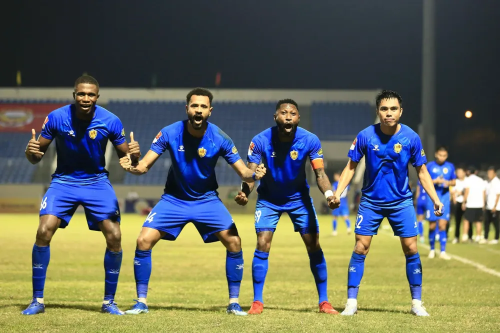 Niềm vui của các cầu thủ Quảng Nam. ẢNH: TÂM HÀ