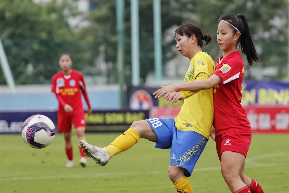 Tuổi 35, Thùy Trang vẫn chơi trọn 90 phút ở các trận đấu có ảnh hưởng đến chức vô địch của CLB nữ TPHCM I. 