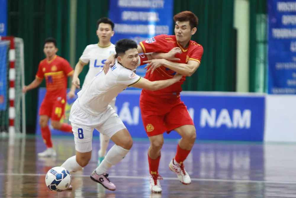 Các cầu thủ trẻ Thái Sơn Bắc thi đấu đầy quyết tâm trước Thammasat Stallion. 