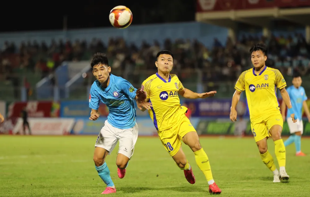 SLNA đã vượt qua khó khăn để giành chiến thắng trên sân của Khánh Hòa. ẢNH: TÂM HÀ 