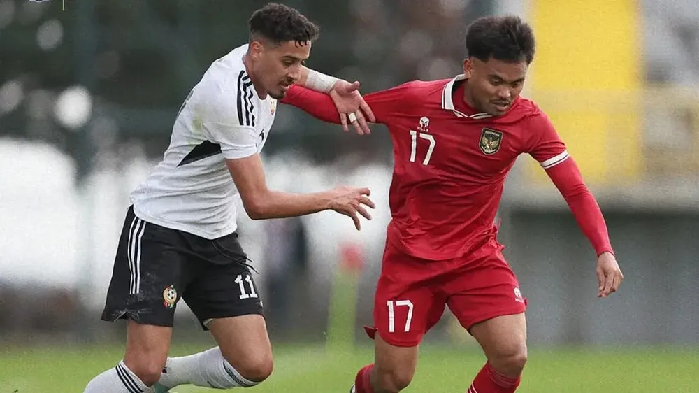 Indonesia (áo đỏ) nhận thất bại đậm trước Libya ở trận giao hữu trước thềm Asian Cup 2023. 