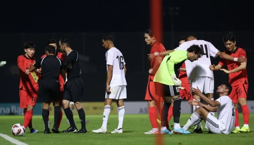 Lee Kang-in (số 18, ngoài cùng) va chạm với cầu thủ Iraq. ẢNH: KFA 