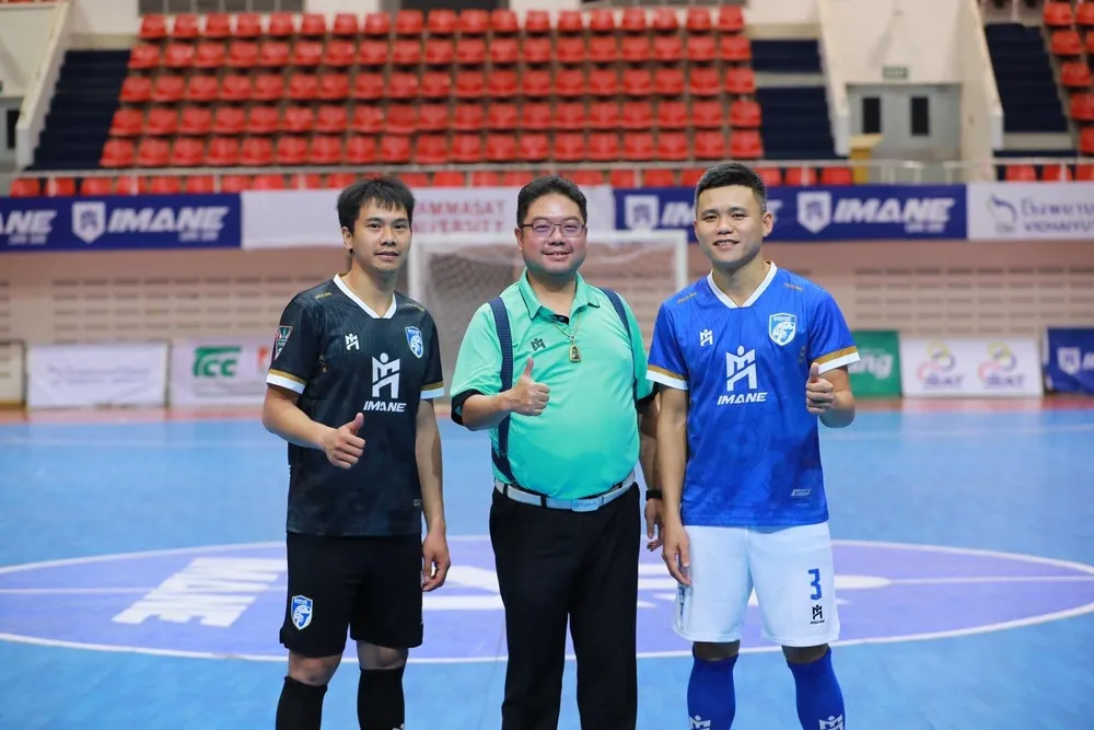 Nguyễn Hoàng Anh (bên trái) và Khổng Đình Hùng (bên phải) kết thúc chuyến xuất ngoại ở Thái Lan. ẢNH: TÂM HÀ 