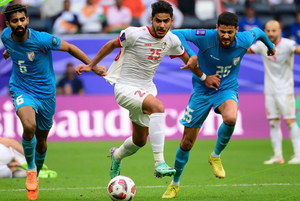 Syria (áo trắng) giành vé vào vòng 16 đội Asian Cup 2023 với tư cách nằm trong tốp 4 đội xếp thứ 3 vòng bảng có thành tích tốt nhất. ẢNH: AFC 