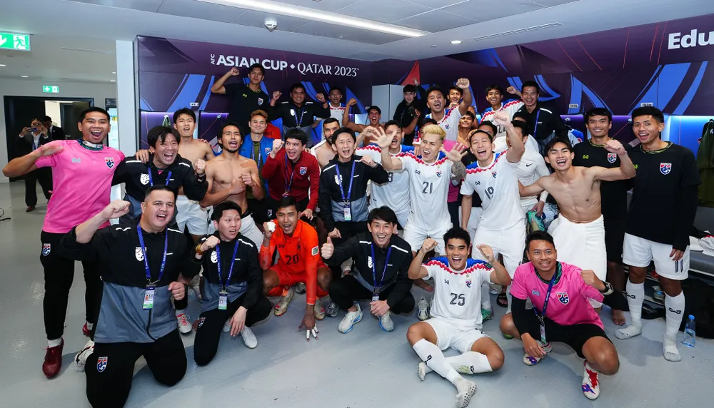 Niềm vui của các cầu thủ Thái Lan khi lọt vào vòng 16 đội ở Asian Cup 2023. ẢNH: FAT 