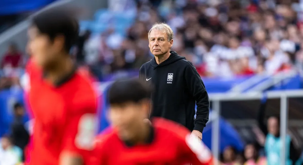 HLV Klinsmann của Hàn Quốc không hài lòng về quyết định từ trọng tài. ẢNH: GETTY 
