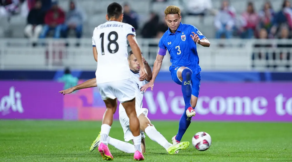 Đội trưởng Theerathon của Thái Lan trở lại thi đấu ở vòng 16 đội sau khi hoàn thành án "treo giò". ẢNH: FAT 