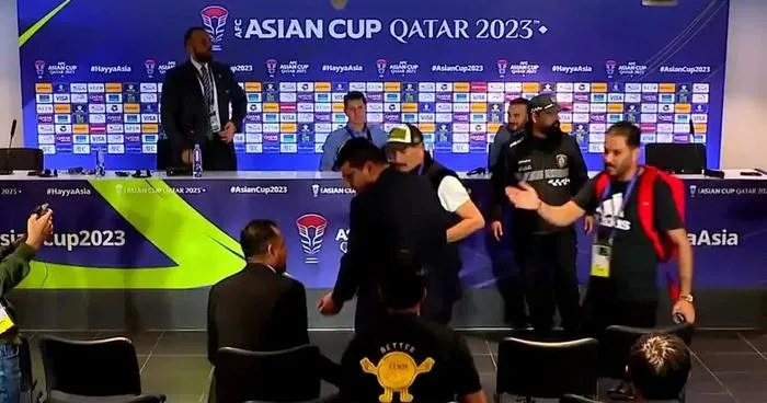 Phóng viên Iraq có ý định hành hung HLV Jesus Casas ở buổi họp báo sau trận đấu Iraq - Jordan. 