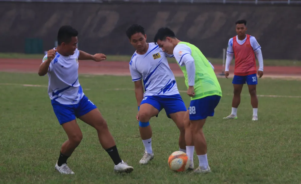 Các cầu thủ Huế nghiêm túc tập luyện vào những ngày cuối năm Kỷ Mão 2023. ẢNH: TÂM HÀ 