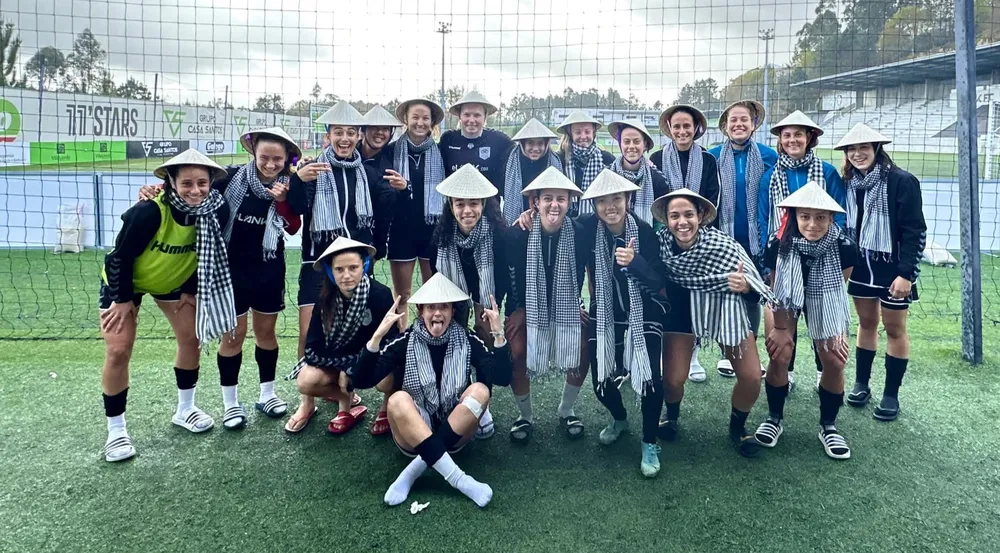 Huỳnh Như từng tặng nón lá, khăn rằn cho các đồng đội ở Lank FC. 