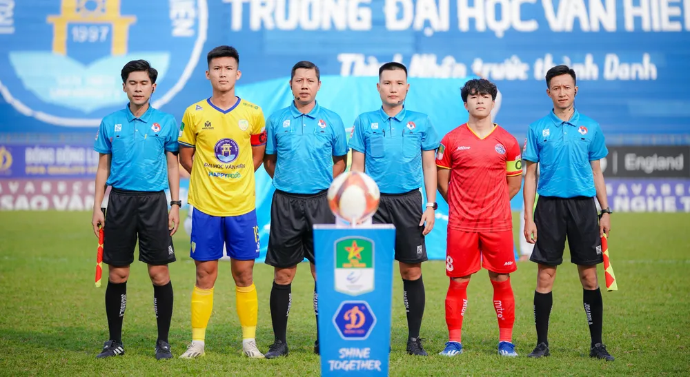 Tổ trọng tài điều hành trận đấu giữa Đồng Tháp và PVF.