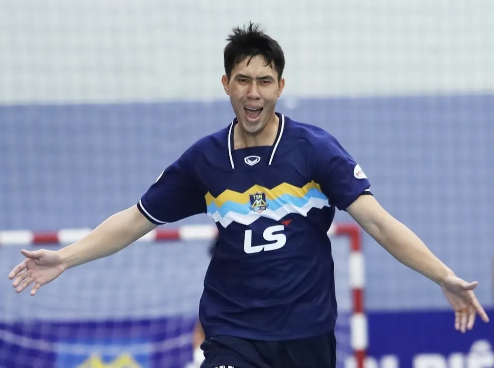 Niềm vui của Thịnh Phát khi ghi bàn thắng cho Thái Sơn Nam TPHCM. 