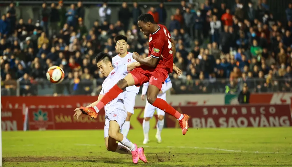 Các cầu thủ Hà Tĩnh (áo đỏ) cùng đội khách Hải Phòng cầm hòa nhau ở vòng 13 V-League 2023-2024. 