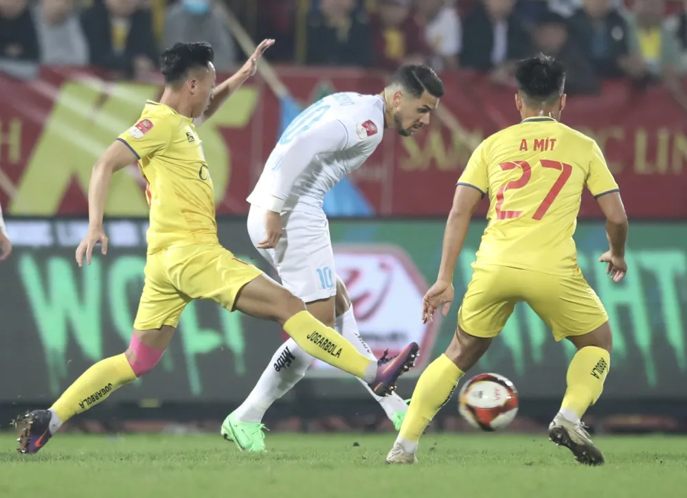 Nam Định (áo trắng) bị Thanh Hóa cầm hòa trên sân Thiên Trường. ẢNH: CLB 