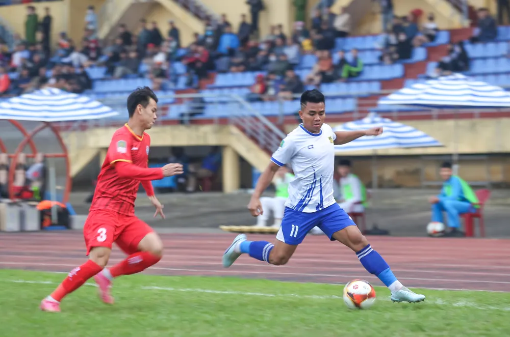 Huế và PVF chia điểm ở trận cầu đinh vòng 12 Giải hạng Nhất quốc gia 2023-2024. ẢNH: TÂM HÀ 