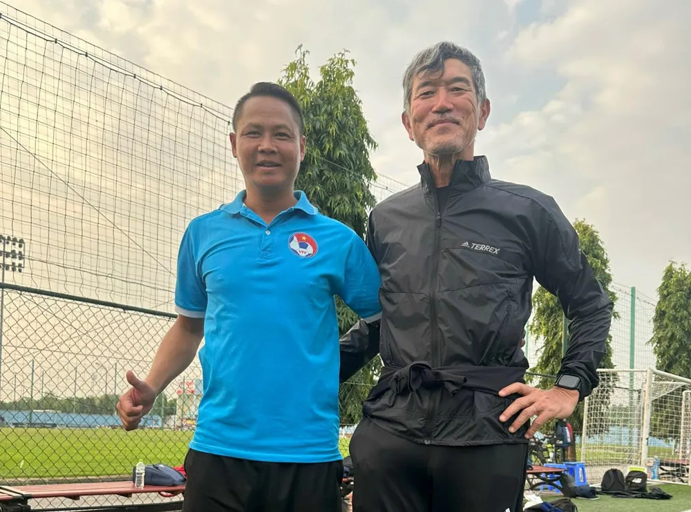 Cựu tuyển thủ Hồ Thanh Thưởng (trái) được bổ nhiệm làm HLV trưởng của Hòa Bình. 