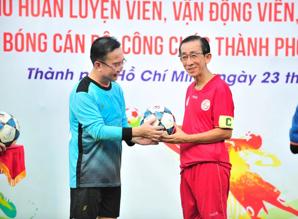 Đồng chí Trần Hoàng Ngân, Thành ủy viên, Trợ lý Bí thư Thành ủy TPHCM cùng đồng chí Trần Thế Thuận, Thành ủy viên, Giám đốc Sở Văn hóa và Thể thao TPHCM tham dự trận giao hữu bóng đá nhân kỷ niệm Ngày Thể thao Việt Nam 27-3. ẢNH: DŨNG PHƯƠNG