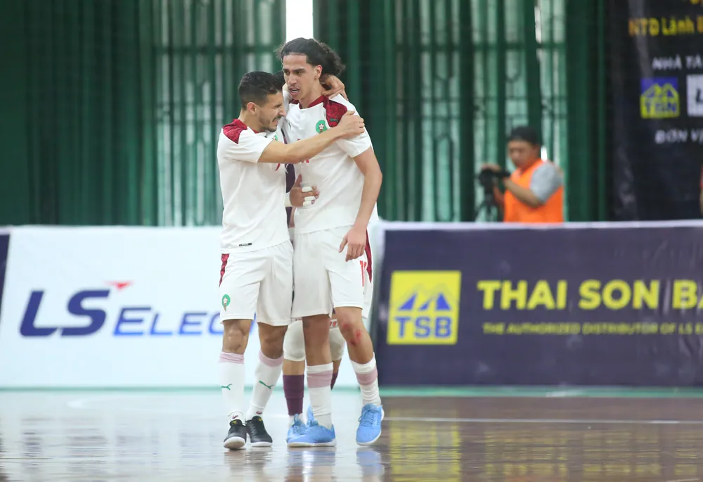 Các cầu thủ Morocco giành chức vô địch Giải futsal giao hữu quốc tế 2024 tổ chức ở TPHCM.