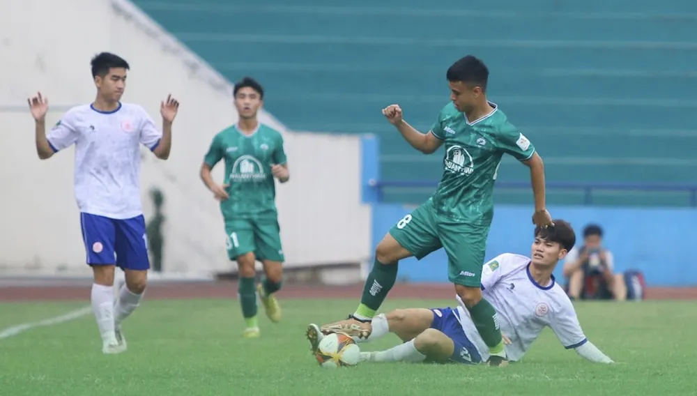 Các cầu thủ Phú Thọ (áo trắng) chỉ cầm hòa PĐ.Ninh Bình dù chơi hơn người. 