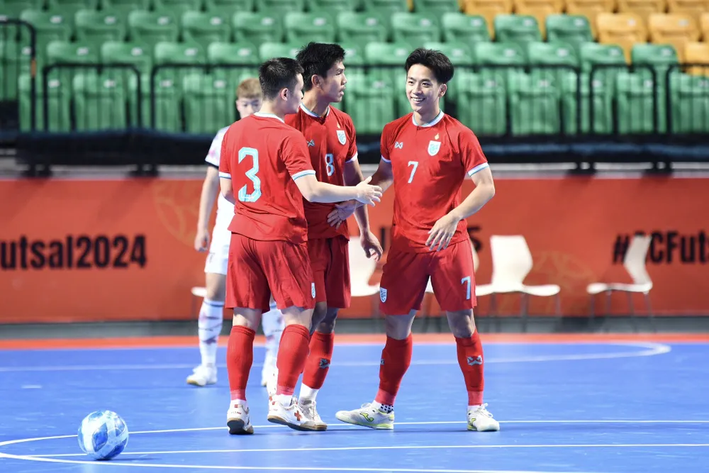 Niềm vui của các cầu thủ futsal Thái Lan khi ghi bàn thắng vào lưới Nhật Bản. ẢNH: FAT 
